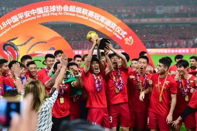 国安举行媒体球迷开放日 为因意外去世的俱乐部员工默哀(图)